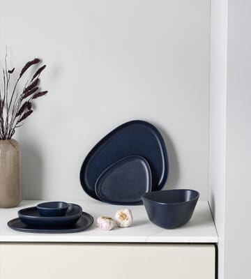 Curve Stoneware lautanen 26x30 cm - Navy blue - LIND DNA