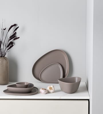 Curve Stoneware lautanen 26x30 cm - Warm Grey - LIND DNA