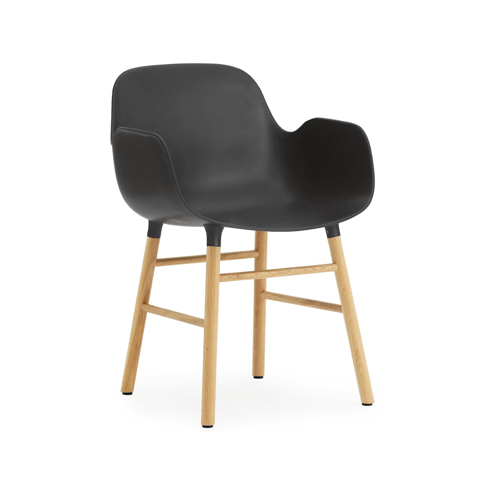 Normann Copenhagen Form käsinojallinen tuoli Black tammijalat